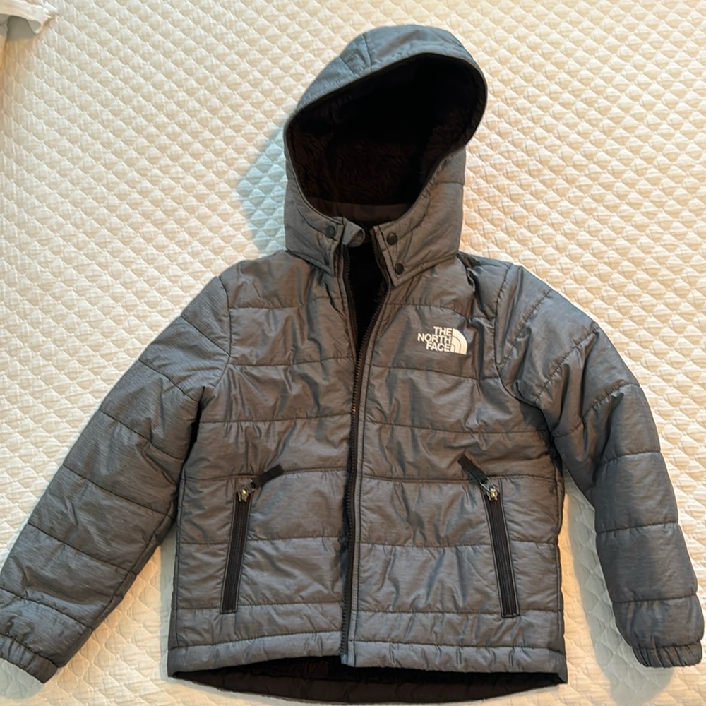 North Face Boys Size 6 Reversible Puffy in Gray/Black shearling detachable hood